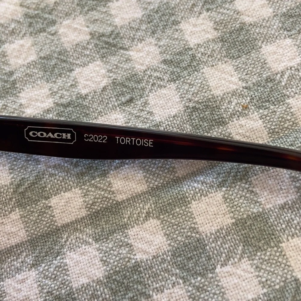 Coach sunglasses with case - Picture 6 of 9